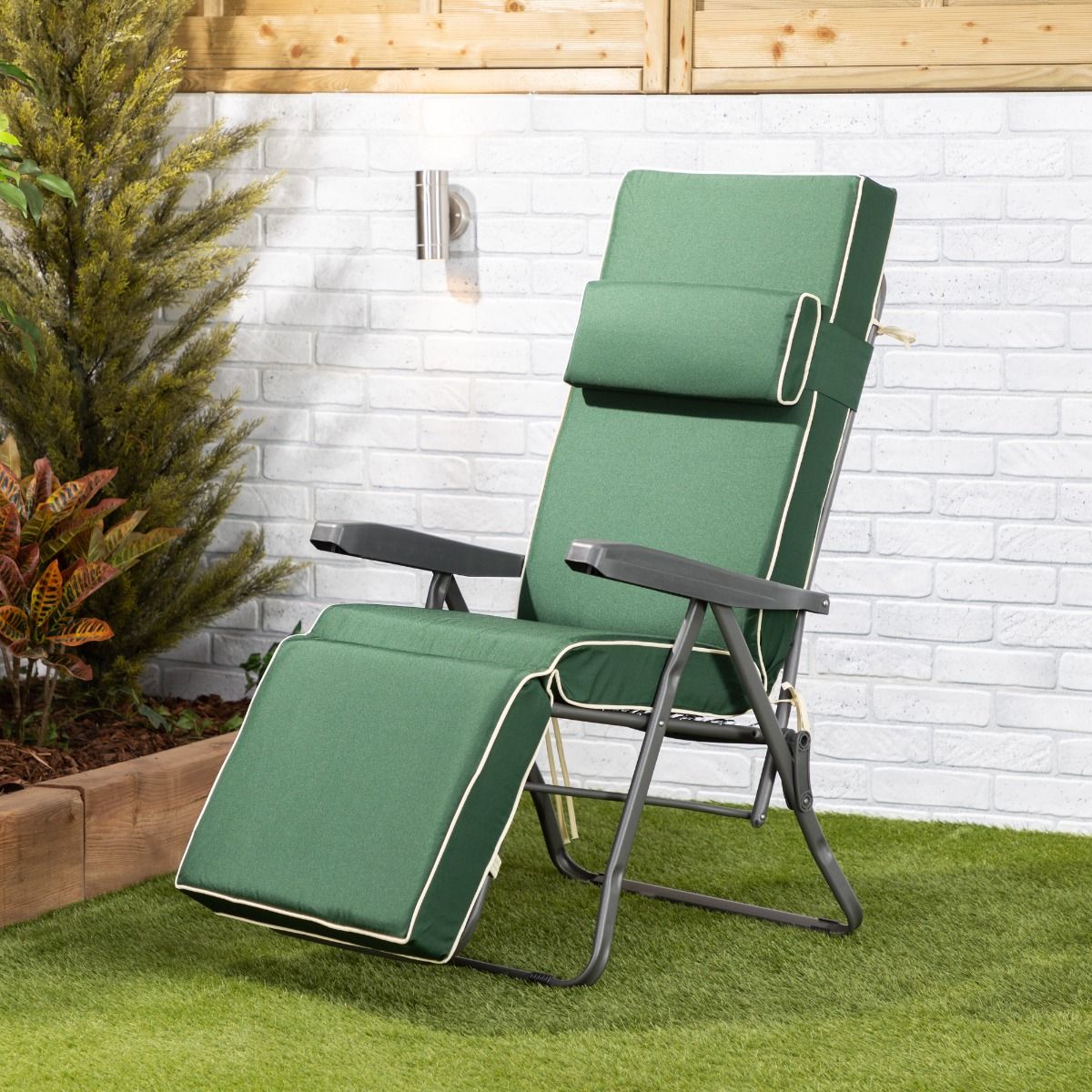 Padded garden fashion relaxer chair